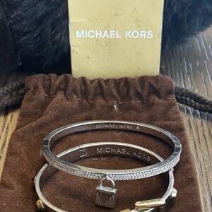 MICHAEL KORS
Pavé Silver-Tone Charm Bangle